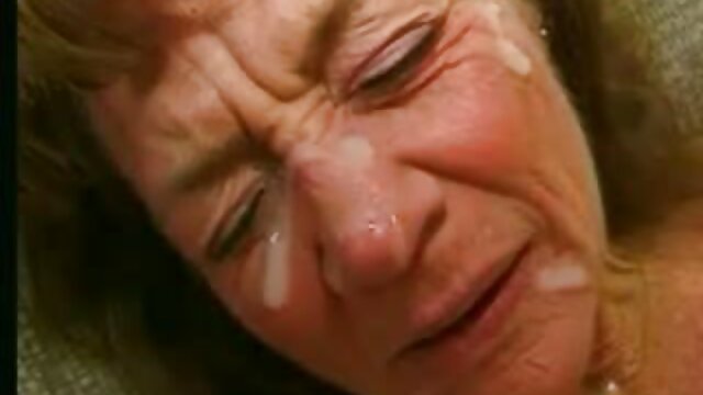 Si video porno con trama masturba sul pavimento