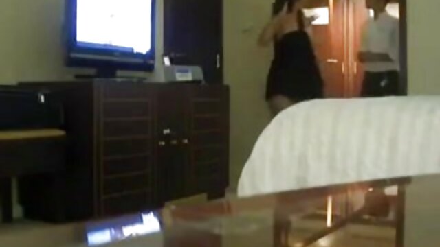 LATTE britannico. Signora Sonia succhia enorme cazzo film porno con la trama e prende sborrata, sborrata